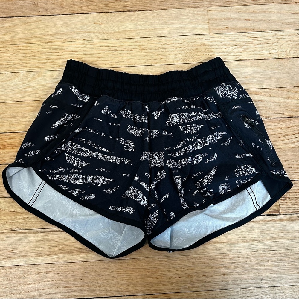 Lululemon Tracker Short‎ women’s size 6 4” black white